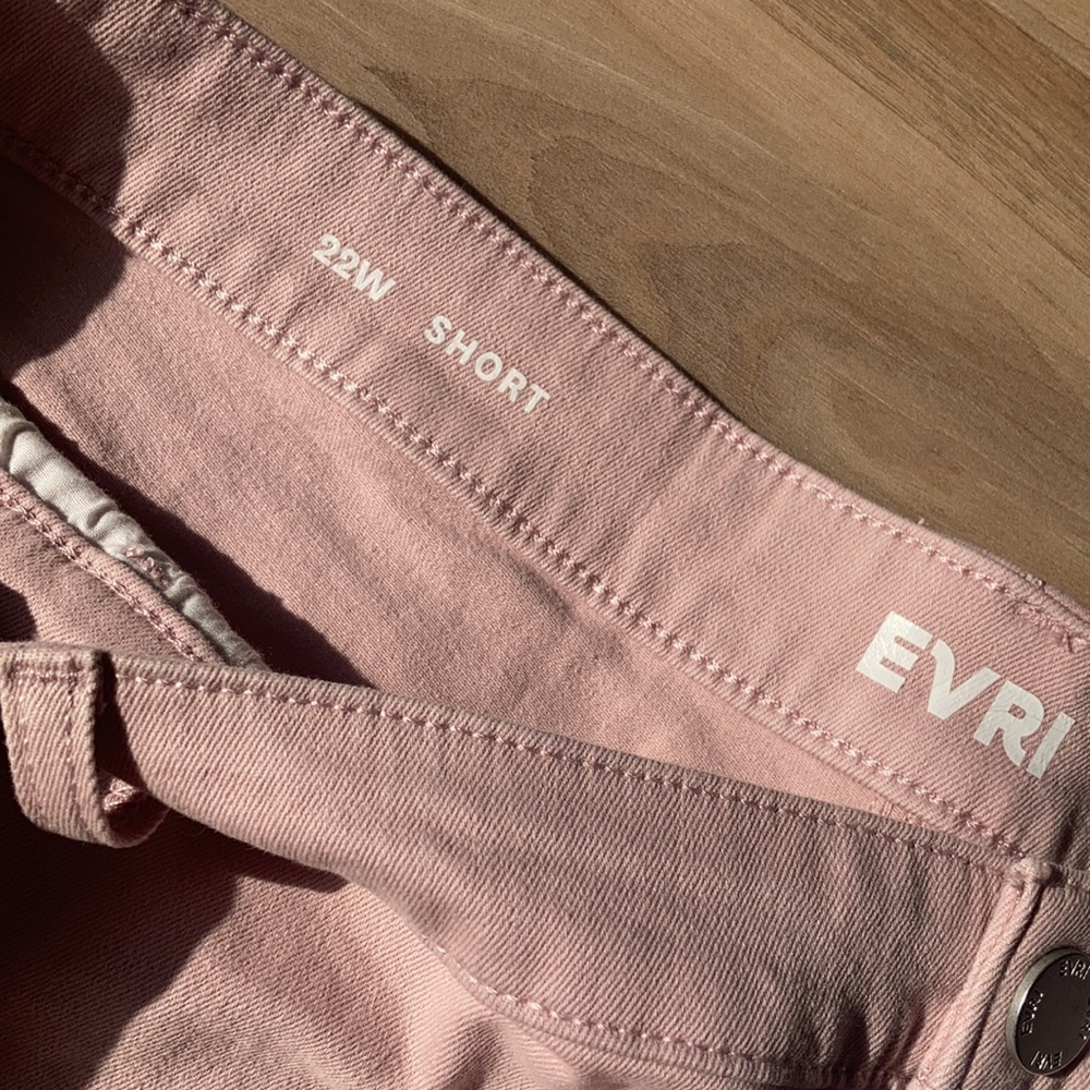 EVRI raw hem denim short with stretch size 22W - Picture 8 of 14